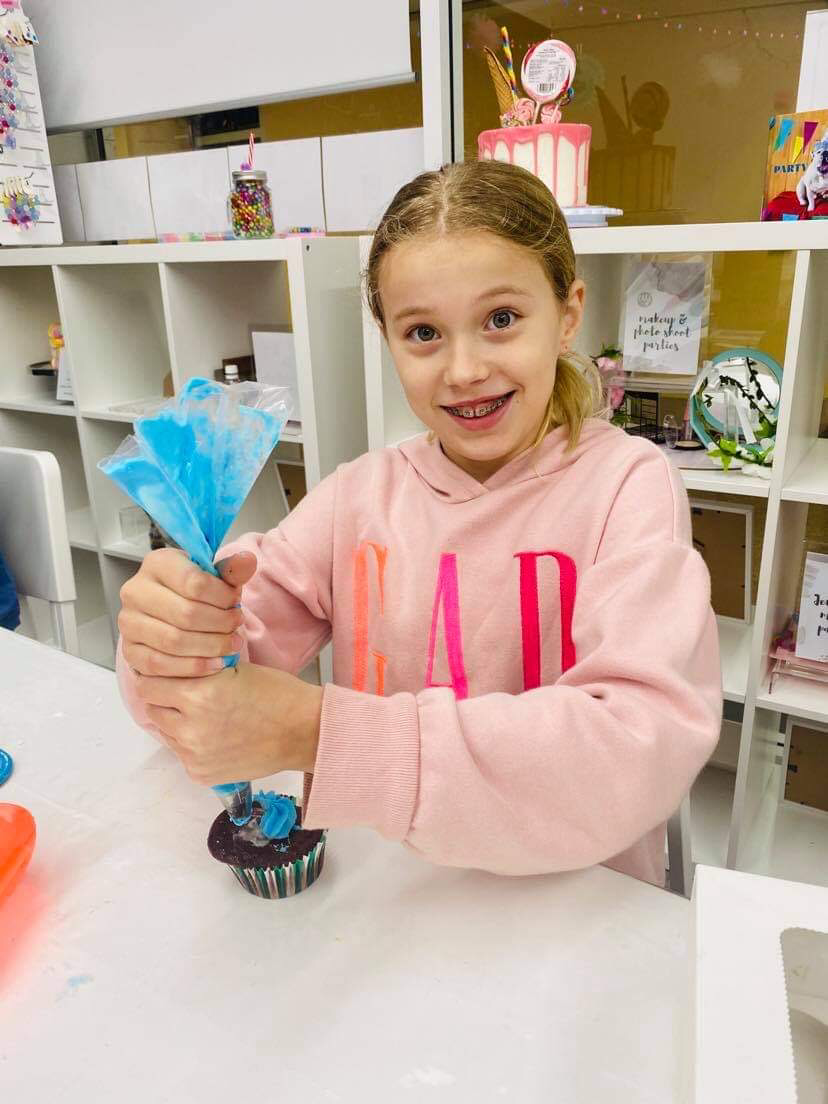KIDS BUTTERCREAM & PIPING - PRIVATE LESSON - 8+